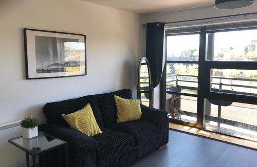 City Centre Glasgow Apartment | City Centre Riverside Apartment with private parking