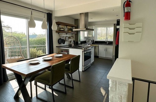 Nouveau-Rosemont House | City Comfort: A Charming Home with a Breathtaking Spa-Like Bathroom