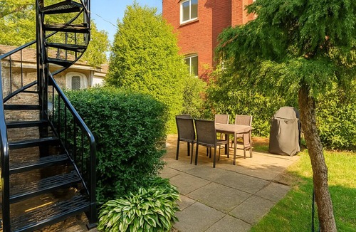 Nouveau-Rosemont House | City Comfort: A Charming Home with a Breathtaking Spa-Like Bathroom