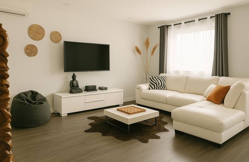 Nouveau-Rosemont House | City Comfort: A Charming Home with a Breathtaking Spa-Like Bathroom