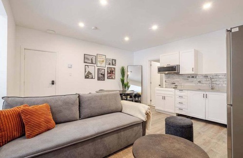 Latin Quarter House | City Comfort – Charming Studio in Ville-Marie