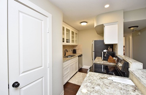 Brookhollow Condo | CITY CONDO