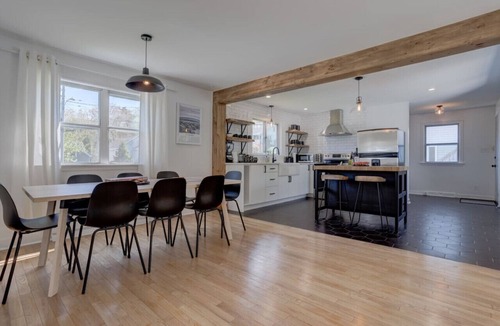 Glenwood South House | City Escape w deck, BBQ & beautiful back yard