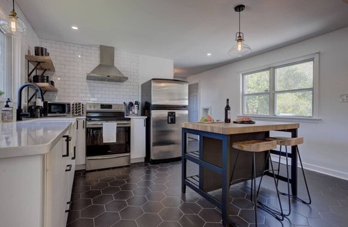 Glenwood South House | City Escape w deck, BBQ & beautiful back yard