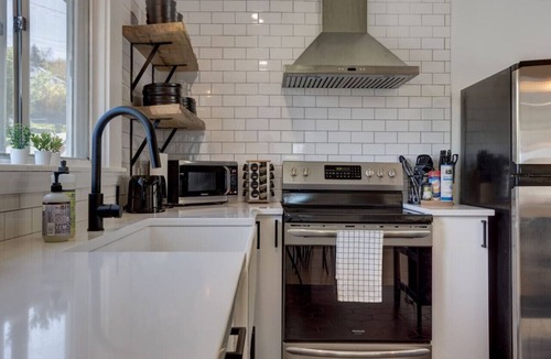 Glenwood South House | City Escape w deck, BBQ & beautiful back yard