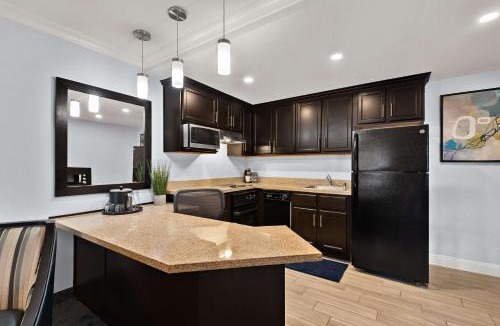 Tree Section Hotel | City Express by Marriott Manhattan Beach
