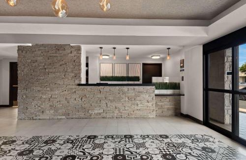 Tree Section Hotel | City Express by Marriott Manhattan Beach