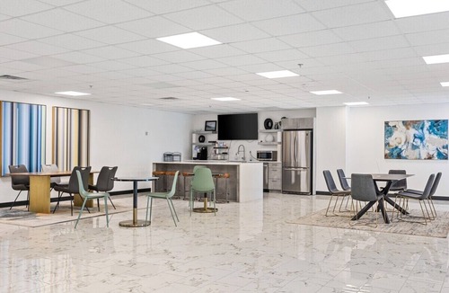 Cedars Apartment | City Flat - King Bed - 2 Full Baths - Gym Access!