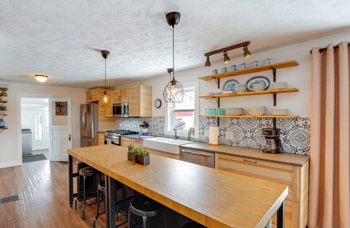 Hudsonville House | 'City Girl Farmhouse' in Hudsonville w/Hot Tub