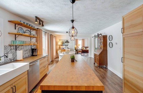 Hudsonville House | 'City Girl Farmhouse' in Hudsonville w/Hot Tub