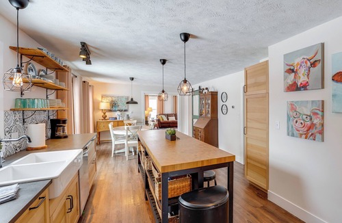 Hudsonville House | 'City Girl Farmhouse' in Hudsonville w/Hot Tub