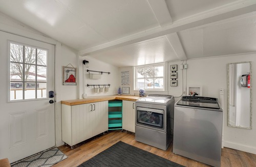 Hudsonville House | 'City Girl Farmhouse' in Hudsonville w/Hot Tub