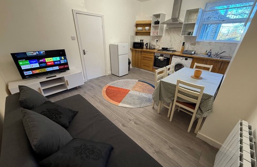 Enfield Highway Apartment | City Hideaway