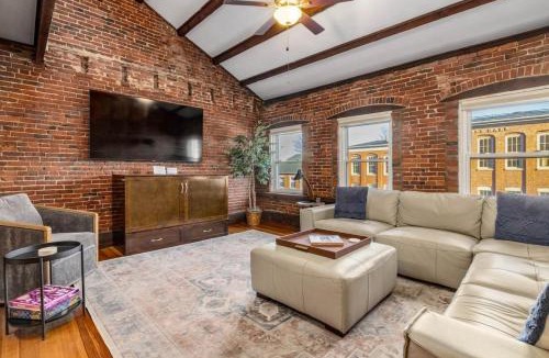 Newburyport Apartment | City Loft Group Getaway King Downtown Location