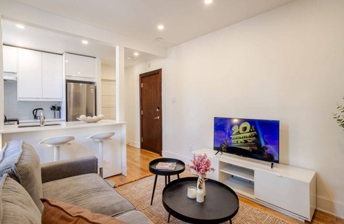 Quartier des Spectacles Apartment | City Luxe Retreat | Stylish 1-Bedroom Downtown