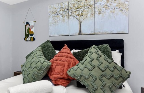 Seven Sisters Condo | City Oasis - 1 BD Flat in Central Location