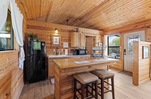 Fredericksburg Cabin | City on a Hill at Spring Creek
