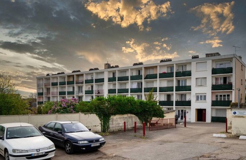 Evreux Apartment | City pop sleeps 2