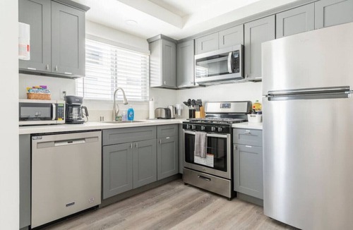 Alhambra Condo | City Retreat: King Bed+ Mins to DT