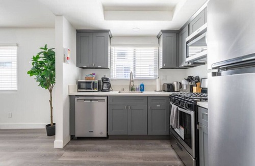 Alhambra Condo | City Retreat: King Bed+ Mins to DT
