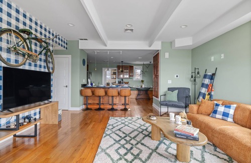 South Side Slopes House | City Skyline - Outside decks - Contemporary