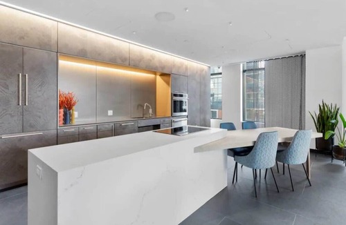 East Cambridge Apartment | City Skyline w King Bed, Pool Gym Wi-Fi & Parking