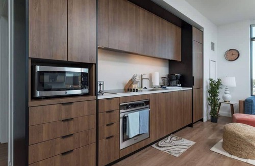 East Cambridge Apartment | City Skyline w King Bed, Pool Gym Wi-Fi & Parking