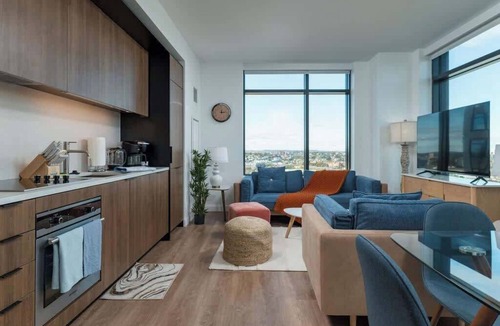 East Cambridge Apartment | City Skyline w King Bed, Pool Gym Wi-Fi & Parking