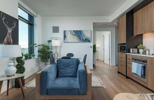 East Cambridge Apartment | City Skyline w King Bed, Pool Gym Wi-Fi & Parking