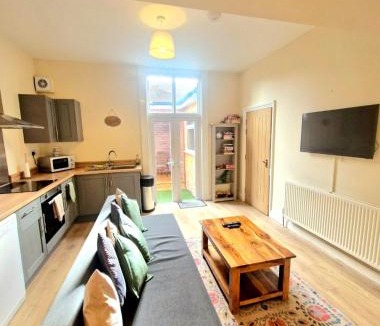 Pontrilas Apartment | City Stay - free parking