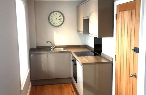 Mill Road Apartment | City studio best location for exploring Cambridge