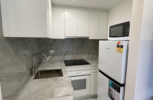 Marrickville Apartment | City Studio Private bathroom and private kitchen