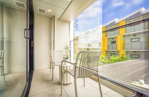 Newton House | City Studio with Pool