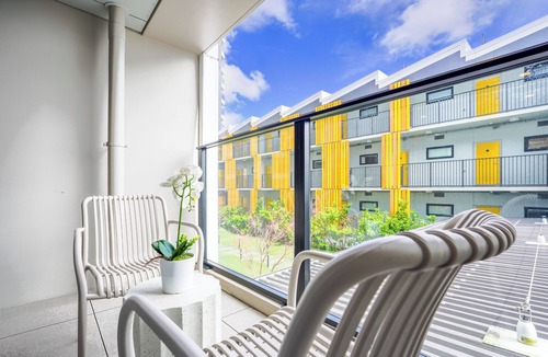 Newton House | City Studio with Pool