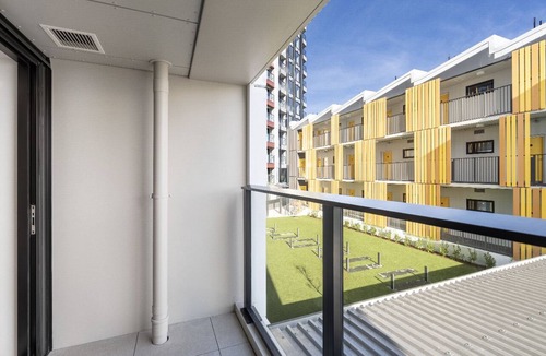 Newton House | City Studio with Pool