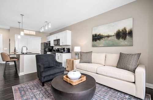 Downtown Columbus Apartment | City View Designer Elevator Covered Parking