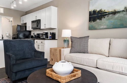 Downtown Columbus Apartment | City View Designer Elevator Covered Parking