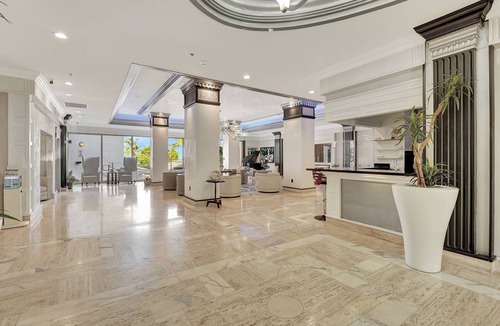 Galt Mile Apartment | City View Efficiency