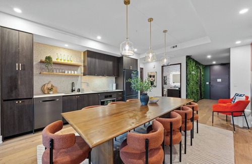 Rainey Street Historic District House | City View Exec Penthouse, Pool, 8 Beds, Bachelorette party, ACL, F-1, Walkable