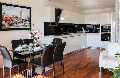 Stepney Green Apartment | City View Penthouse, E1