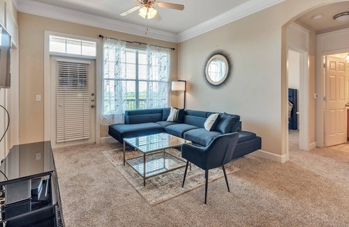 Washington Ave./ Memorial Park Apartment | City View & Poolview Apartment with full kitchen by RedAwning