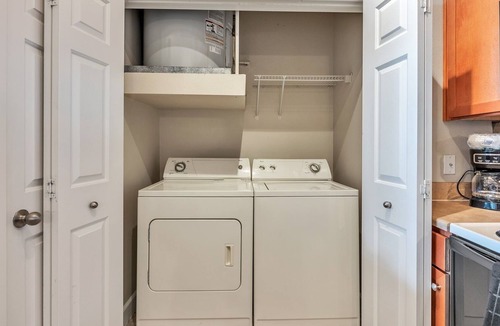 Washington Ave./ Memorial Park Apartment | City View & Poolview Apartment with full kitchen by RedAwning