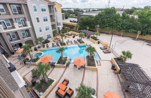 Washington Ave./ Memorial Park Apartment | City View & Poolview Apartment with full kitchen by RedAwning