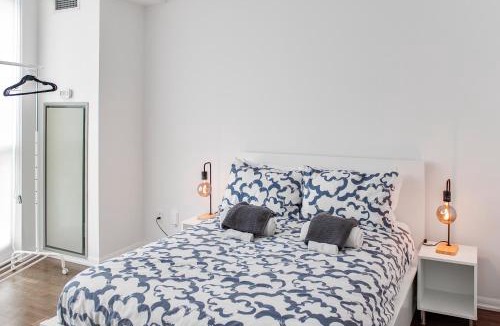Fort York Apartment | City View Towers - Steps to CN Tower - Indoor Pool - Save on 4 weeks stay in February