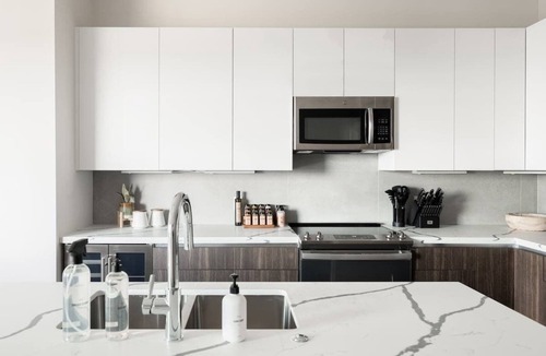 Jefferson Park Condo | City Views! | Chic Jefferson Park Condo | Tesoro