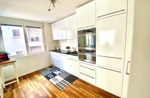 District 6 Apartment | City Views & Comfort at Schaffhauserplatz
