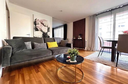 District 6 Apartment | City Views & Comfort at Schaffhauserplatz