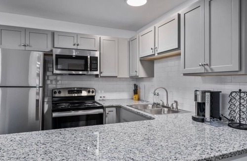 Forest Park Apartment | City Views - Comfy King Bed - Location!