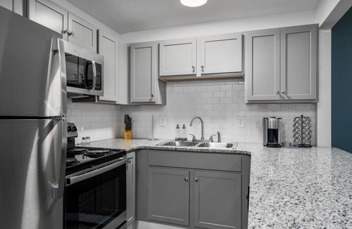 Forest Park Apartment | City Views - Comfy King Bed - Location!