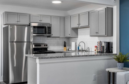 Forest Park Apartment | City Views - Comfy King Bed - Location!